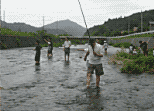 田んぼの側で渓流釣り